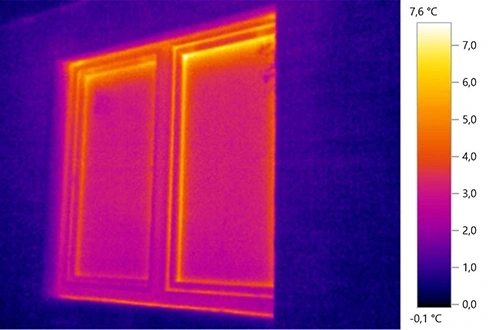 Obr. 2  Termogram exteriérovej časti blízkeho okolia okna vytvorený profesionálnou termokamerou. Napriek žltej kontrastnej línii ide o vyhovujúci nález, bez tepelnotechnických patológií. Zdroj: Kvalitnatermovizia.sk